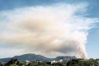 smoke plume wide from Hout Bay over Constantiaberg