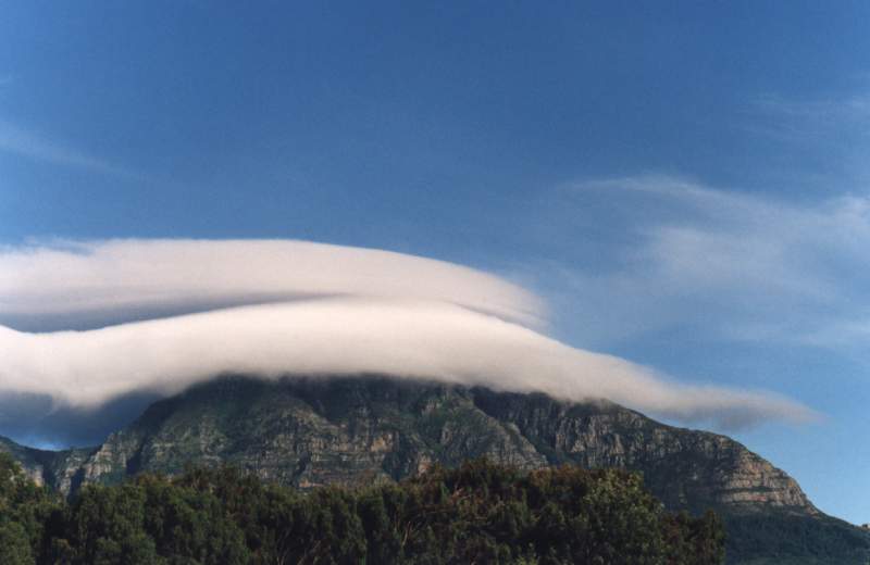 double wave cloud over Devil's Peak